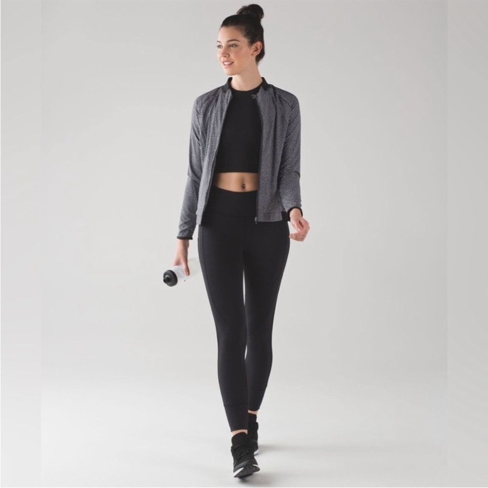 Lululemon Hit It Jacket in Frozen Fizz White Black / Black Sz 8